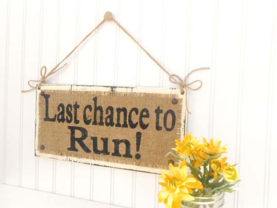 Mariage - Last chance to Run, Ring bearer flower girl sign Wedding, Photo Prop, wedding ceremony sign, burlap and twine