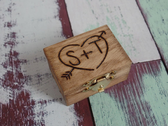 Hochzeit - Rustic Ring Box Engraved Wood Ring Box Heart and Arrow Ring Box Small Ring Box Rustic Wedding Country Wedding Ring Box 