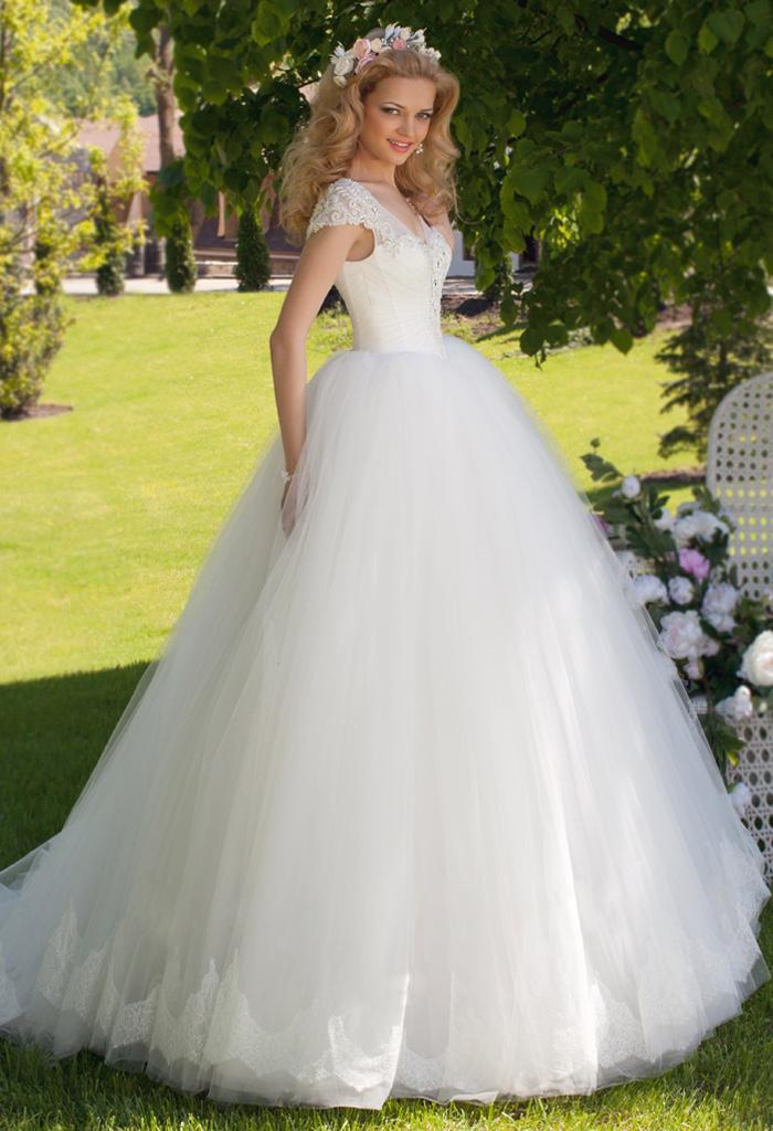 Hochzeit - 2015 New Oksana Mukha V-Neck Strap Tulle And Lace Applique Ball Gown Wedding Dressea Beadings Rhinestones Wedding Dresses Online with $124.61/Piece on Hjklp88's Store 