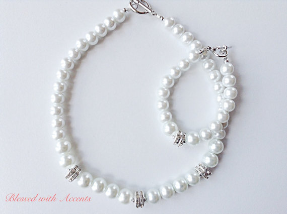 Mariage - Flower girl necklace, white pearl necklace, flower girl gift, white beaded necklace, flower girl beacelet, flower girl dress
