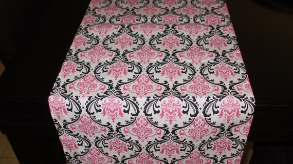 Mariage - TABLE RUNNER Damask Runner 48 60 72 84 96 108  Black and Candy Pink on White Madison Fuchsia Hot Pink Table Runner