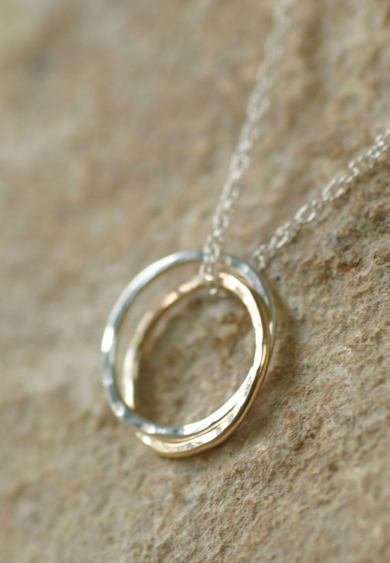 زفاف - Linked rings necklace, gold and silver entwined rings, infinity necklace, sister necklace, engagement gift - Lilia