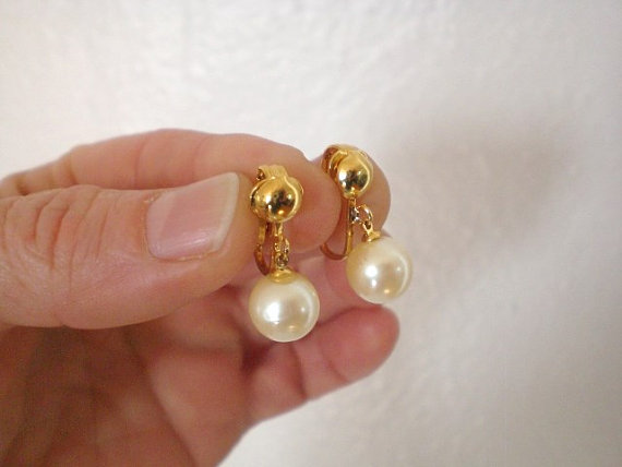 Mariage - Faux Pearl Drop Earrings Gold Tone Clip On Vintage Mid Century Costume Jewelry GallivantsVintage