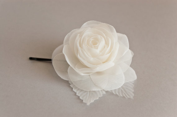 Свадьба - Bridal Rose Hair Piece, Bridal Hair Flower, Ivory Rose Hair Clip, Bridal Hair Piece, Rose Flower Hair Pin, Wedding Hair Accessory