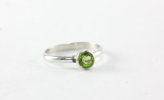 زفاف - Size 4 - Green Peridot Princess Ring - Low Profile - Sterling Silver - Unique Engagement Wedding Promise Ring - Ready to Ship