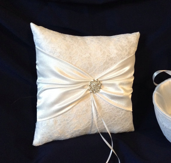 زفاف - ivory or white lace on satin with satin ribbon ring bearer pillow