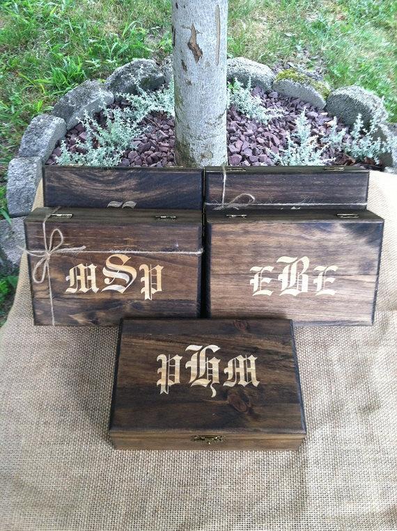 Mariage - Groomsmen Gift Boxes - Set of 8 Laser Engraved Boxes - Personalized Gift Boxes - Best Man Gift Boxes - Distressed to look RUSTIC!!!