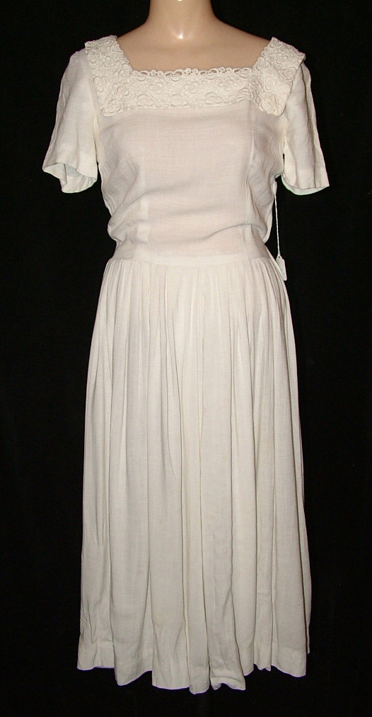 Hochzeit - 1950s White Rayon Day Dress Eyelet Lace Square Neckline Bust 32 Waist 24 Hip free Rockabilly Wedding