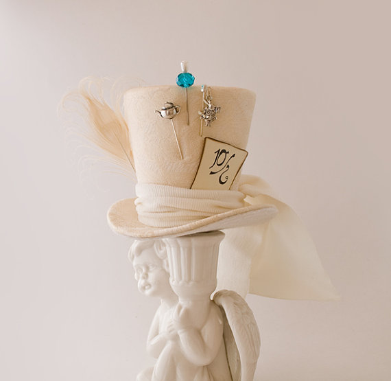 Hochzeit - Mad Hatter, Wedding, Burlesque, Wedding, Steampunk, Victorian, Alice in Wonderland, Bachelorette, Cosplay,  Ivory Wedding Mini Top Hat Ivory