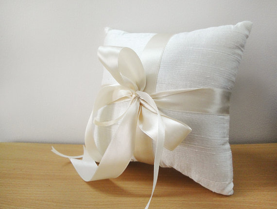 زفاف - Simple Ivory Dupioni Silk Ring Pillow, Ring Bearer Pillow with Satin Ribbon Ties