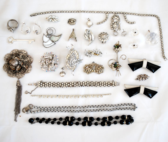 زفاف - 20% Off SALE - Black and White Rhinestone Destash, broken vintage jewelry lot, craft repurpose