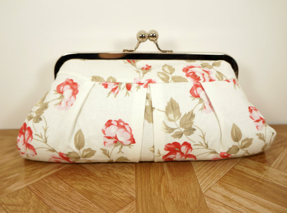 زفاف - Ivory clutch, rose clutch, cotton clutch with red roses, floral clutch, wedding clutch, spring fashion