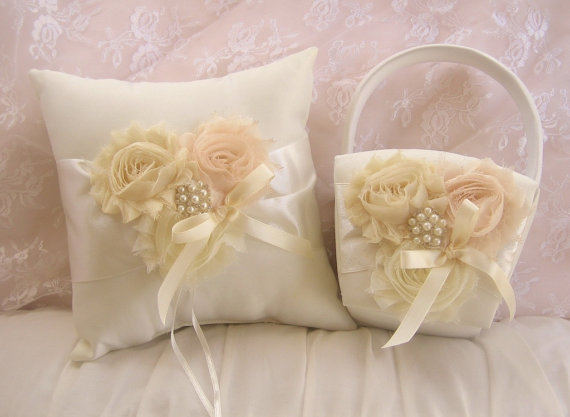 Свадьба - Vintage Wedding Pillow Basket - Ivory Ring Bearer Pillow, Flower Girl Basket Ring Pillow CUSTOM COLORS  too Wedding Pillow