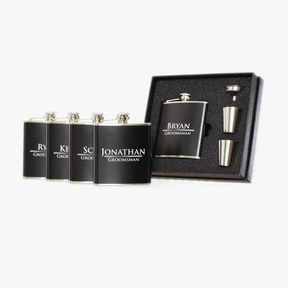 Hochzeit - Personalized Groomsmen Flasks Box Set of 5 for Wedding Favors Black Color