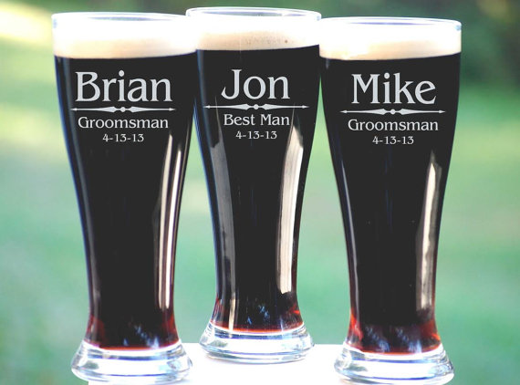 Свадьба - Groomsmen Gift, 5 Personalized Beer Glasses, Custom Engraved Pilsner Glass, Wedding Party Gifts, Gifts for Groomsmen, 16oz Glasses