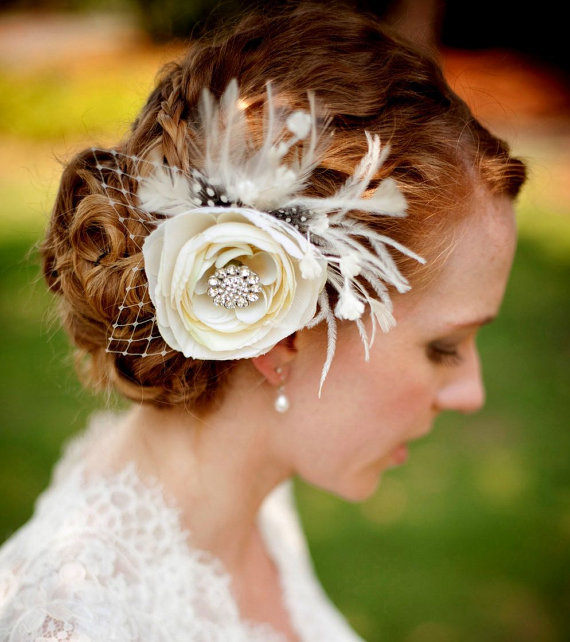 Свадьба - Ivory Bridal Fascinator, Rustic Woodland Wedding, Flower Hair Accessory, Feather Headpiece, Floral Wedding Brooch, MELIANA