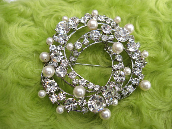 Hochzeit - Vintage style Swarovski crystal bridal wedding brooch, swarovski pearl, bridal accessory, wedding gift, bridesmaid, sash, belt