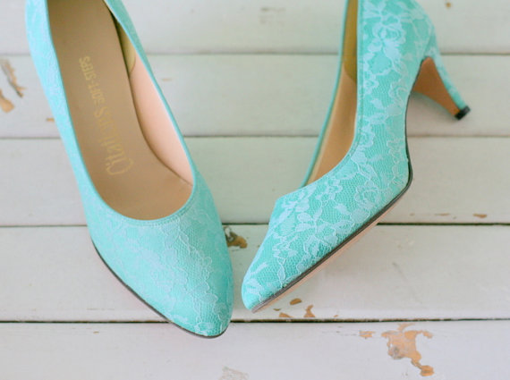 زفاف - Vintage BLUE LACE Heels..size 10 women..blue lace. pastel. glam. heels. pumps. shoes. wedding. bride. fabric heels. elegant. something blue