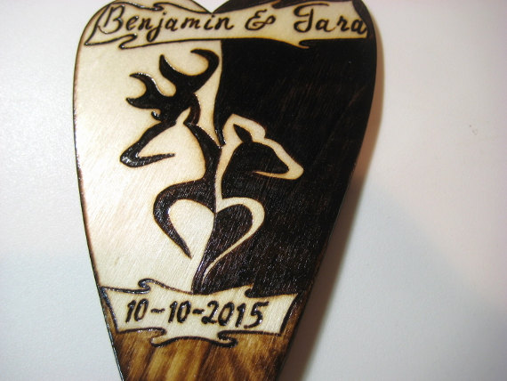 Mariage - Deer Wedding Cake Topper -Buck and Doe Heart, Deer Silhouette, Hunting, Camo Decor, Rustic, Wood pyrography Black and White -Personalisable