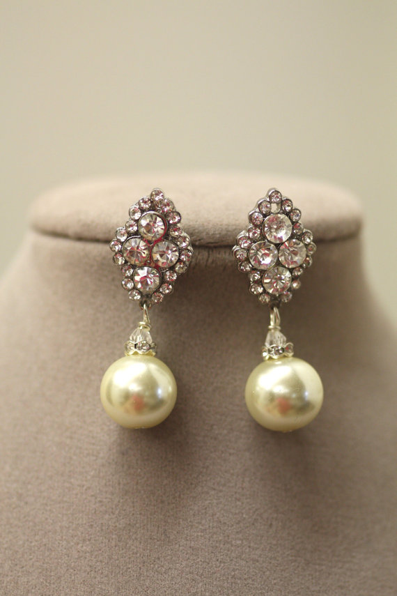Hochzeit - Pearl Drop Earrings, Bridal earrings , Wedding jewelry, Crystal earrings, Swarovski Earrings. Chandelier earrings