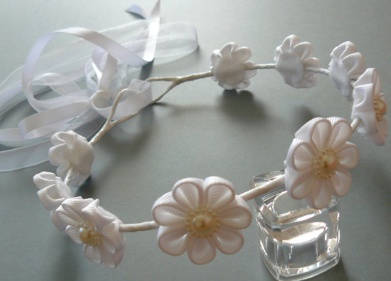 زفاف - White Kanzashi Fabric Flower Wreath. White bridal hair accessory. White wedding circlet. Flower girl headband, head wreath.Wedding kanzashi.