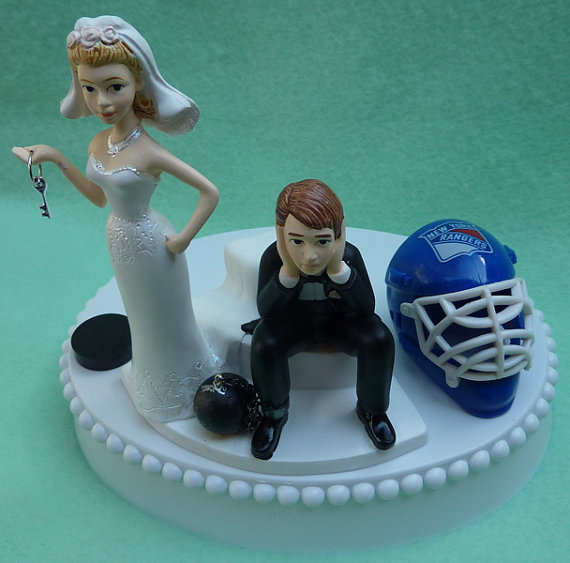 زفاف - Wedding Cake Topper New York Rangers NY Hockey Themed Ball and Chain Key w/ Bridal Garter Dejected Groom Bride Sports Fan Fun Puck Humorous