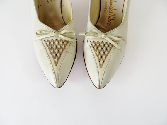 Hochzeit - 1950s Wedding Dress Shoes / Heels in Creme / 7.5 8 8.5 aaaa