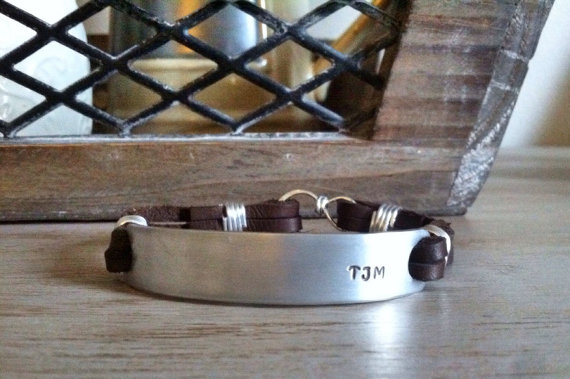 Hochzeit - Mens Personalized Aluminum Silver Leather Cuff Bracelet - Custom Mens Leather Bracelet - Gift for Him - Groomsmen Gift