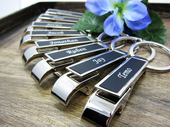 زفاف - Groomsman Gift or Groomsmen Gift - Personalized BLACK Bottle Opener Keychain ENGRAVED FREE