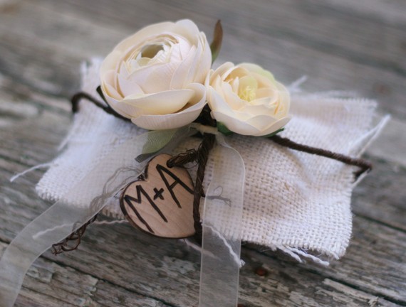 Свадьба - Rustic Personalized Burlap Ring Bearer Mini Pillow Roses Ranunculus Grapevine Accents
