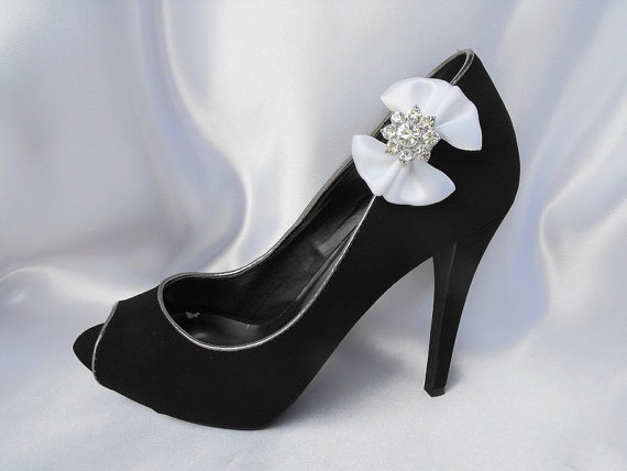 زفاف - Handmade bow shoe clips with rhinestone center bridal shoe clips wedding accessories in white