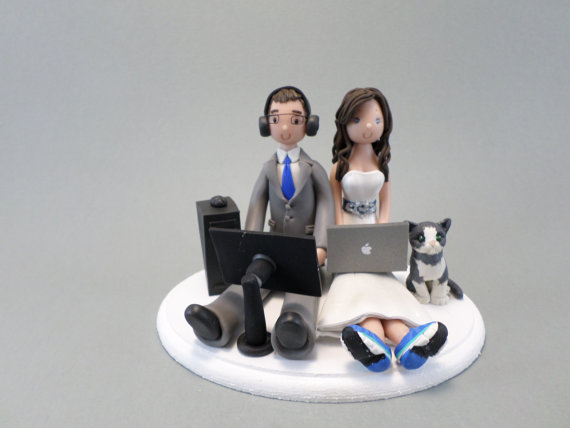 Mariage - Custom Handmade Seated couple with a Cat Wedding Cake Topper