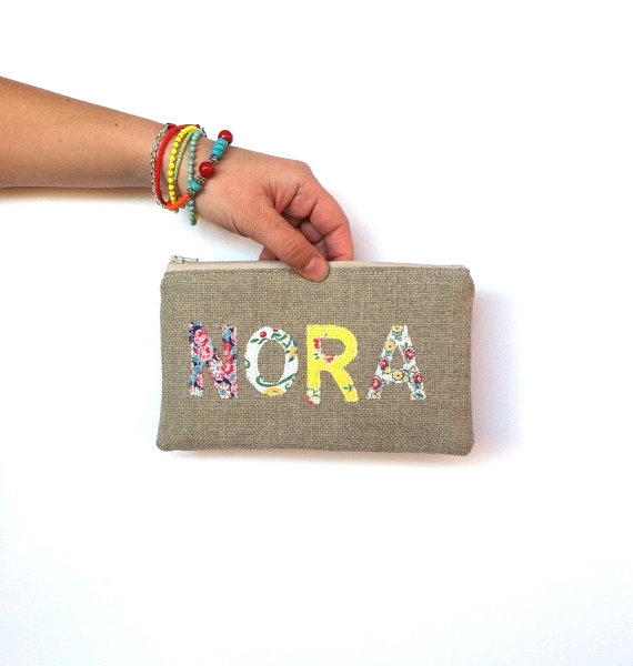 Свадьба - Personalized Burlap Feedsack Zipper Pouch - Vintage Feed Sack Clutch - Country Wedding