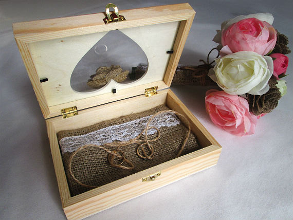 Mariage - CLEARANCE Rustic Ring Bearer Box Accented with a Burlap Flower and Lace - Rustic Wedding Decor, Wedding Ceremony, Shabby Chic Wedding Decor