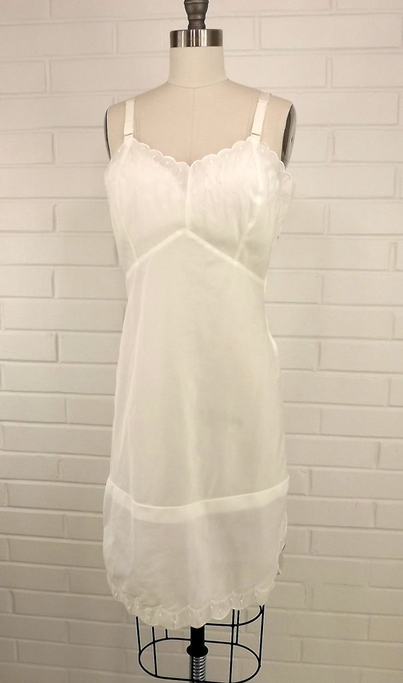 Hochzeit - Vintage 50's White Full Slip, Scalloped Edges, Size 14