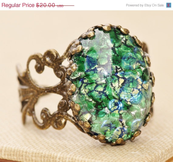 زفاف - SALE Vintage Emerald Fire Opal Ring,RARE Green Fire Opal Glass,Adjustable Brass Filigree Ring,Weddings Bridesmaids Jewelry,Birthstone Jewelr
