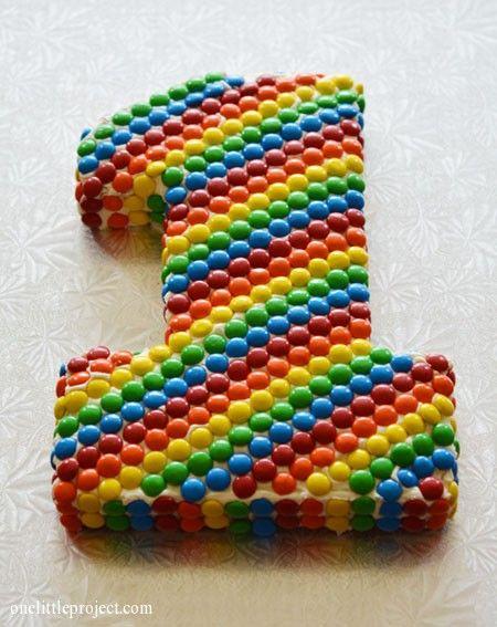 Hochzeit - Rainbow M&M's First Birthday Cake Tutorial