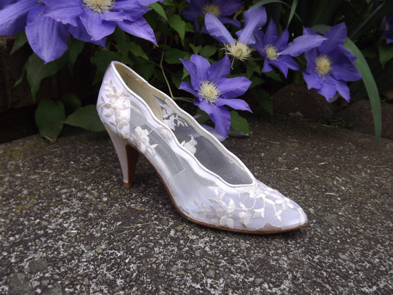 Свадьба - Lace Wedding Shoes, High Heel Bridal Shoes, Floral White Ivory Cream Shoes, Designer Stuart Weitzman Womens Size 6 1/2 6.5 AAAA Narrow US