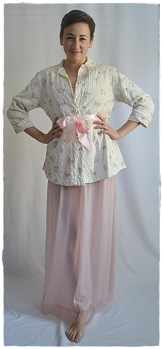 زفاف - Vintage 1950s Soft Quilted White and Pink Floral Short Robe Bed Jacket Marfay Original Sz L