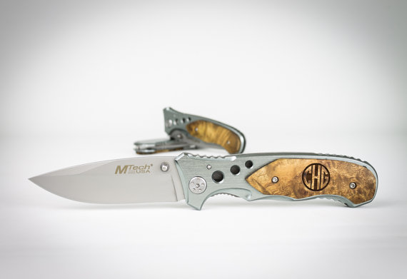 Свадьба - Monogram Pocket Knife, 4 Custom Engraved Knives, Groomsmen Gift, Wedding Favor, Engagement gift, Personalized Pocket Knife, Monogram Knife.