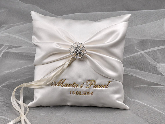 Mariage - Lace Wedding Pillow,  Ring Bearer Pillow Embroidery Names, Peach Satin, Lace Grey ribbon