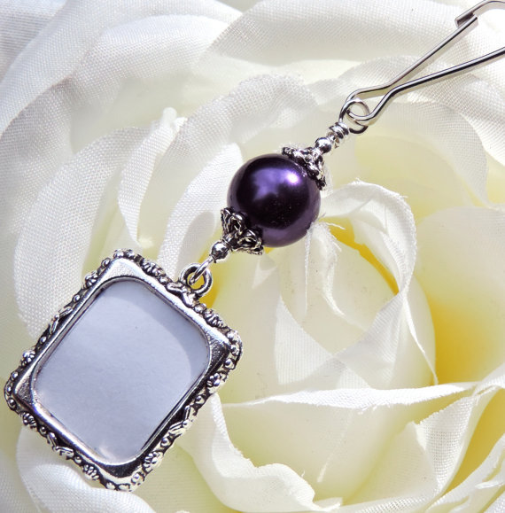 Mariage - Wedding bouquet charm. Purple or white pearl memorial photo charm.