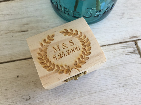 Mariage - Wedding personalized ring bearer box bride groom mr mrs wood engraved