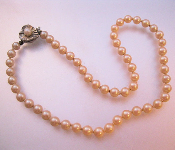 Свадьба - Vintage 14" Pearl Choker Necklace with Heart Clasp Wedding Bridal Glass Knotted Costume Jewelry Jewellery FREE SHIPPING