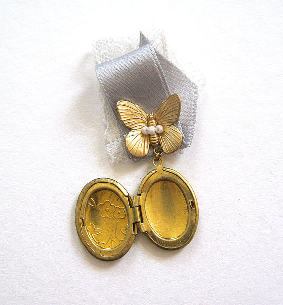 Mariage - Small Butterfly Locket boutinnere pin bouquet charm
