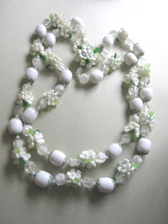 زفاف - 1960s White Flower Necklace Double Strand Green Leaves Hong Kong Summer White Wedding Bridal Costume Jewelry Garden Party