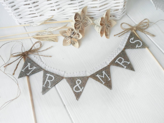 Mariage - Rustic Mr & Mrs Wedding cake  topper, shabby chic, vintage style, Cake Topper Rustic Wedding Burlap Sign
