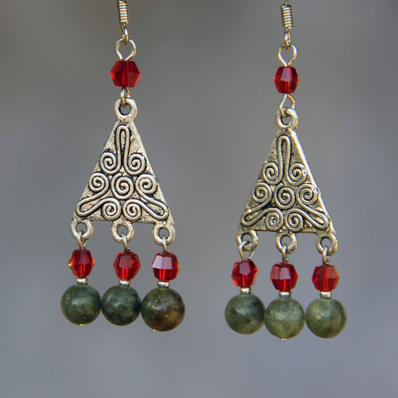 زفاف - Green red stone dangle drop earrings Bridesmaid gifts Free US Shipping handmade Anni designs