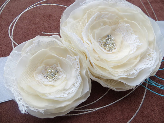 Hochzeit - Bridal sash, bridal gown sash, wedding dress waist sash, ivory cream wedding dress belt, vintage rustic wedding belt, bridal floral sash