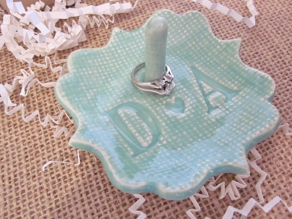 Mariage - Mr and Mrs ring holder, bride to be gift, monogrammed ring dish, personalized ring dish